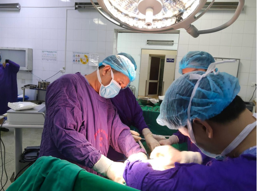 Các bác sĩ phẫu thuật cho bệnh nhân. Ảnh: VietNamNet.