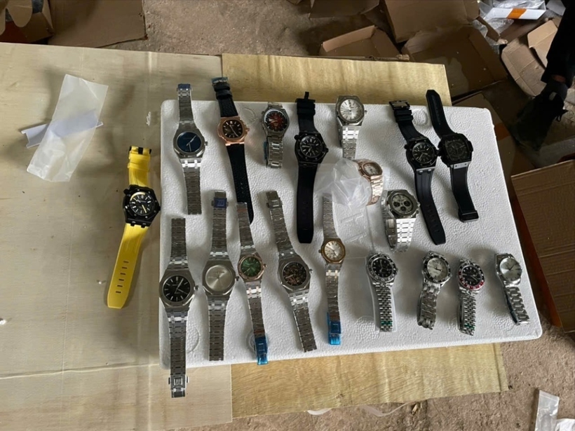 Gần 1.000 chiếc đồng hồ giả mạo thương hiệu nổi tiếng vừa bị lực lượng hải quan phát hiện. (Ảnh: Tiền Phong).