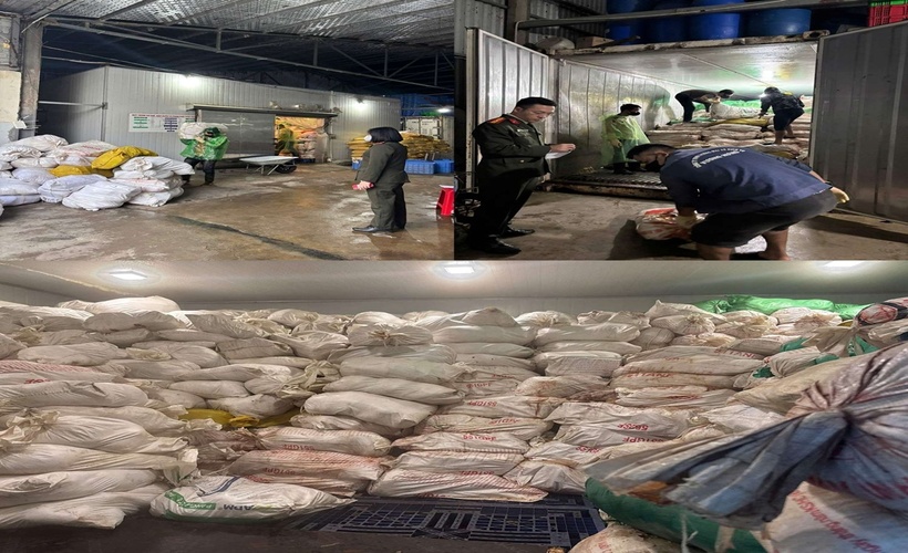 Số lượng lớn được cho vào bao tải và chất thành đống, bên trong là những tảng lòng lợn đóng bánh đã chuyển màu. (Ảnh: Công an TP.Hà Nội).