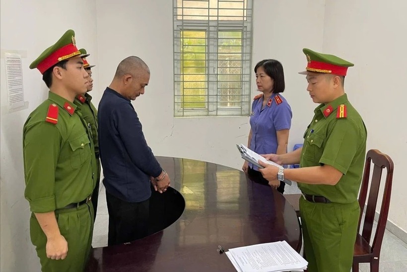 Thực hiện lệnh bắt bị can Huỳnh Khổng. Ảnh: Pháp luật TP.HCM