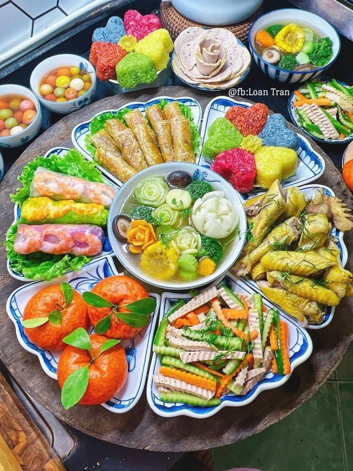 Mâm cỗ mặn cúng rằm tháng Giêng với các món được chuẩn bị cầu kỳ. (Ảnh: Loan Trần).