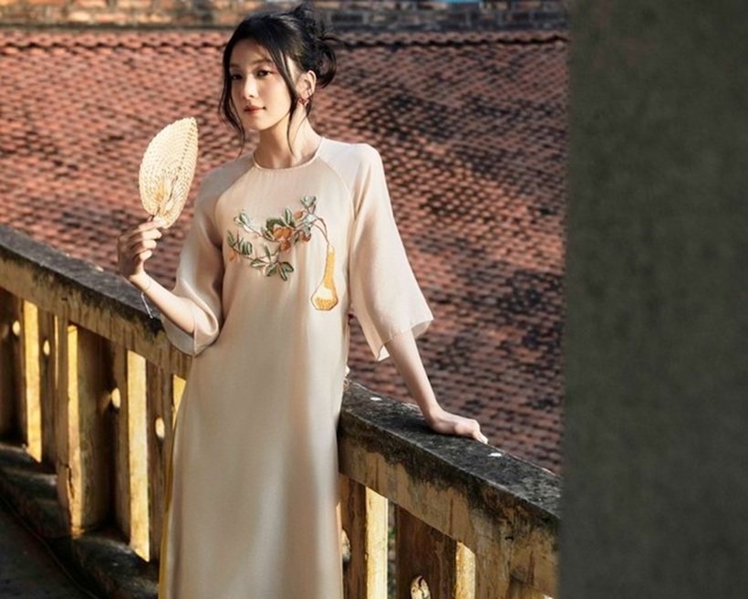 Nên chọn chất liệu gấm, nhung hoặc áo có họa tiết to bản, màu sắc tươi sáng để trông đầy đặn hơn. Thiết kế tay bồng hoặc cổ tròn cao là lựa chọn hoàn hảo.