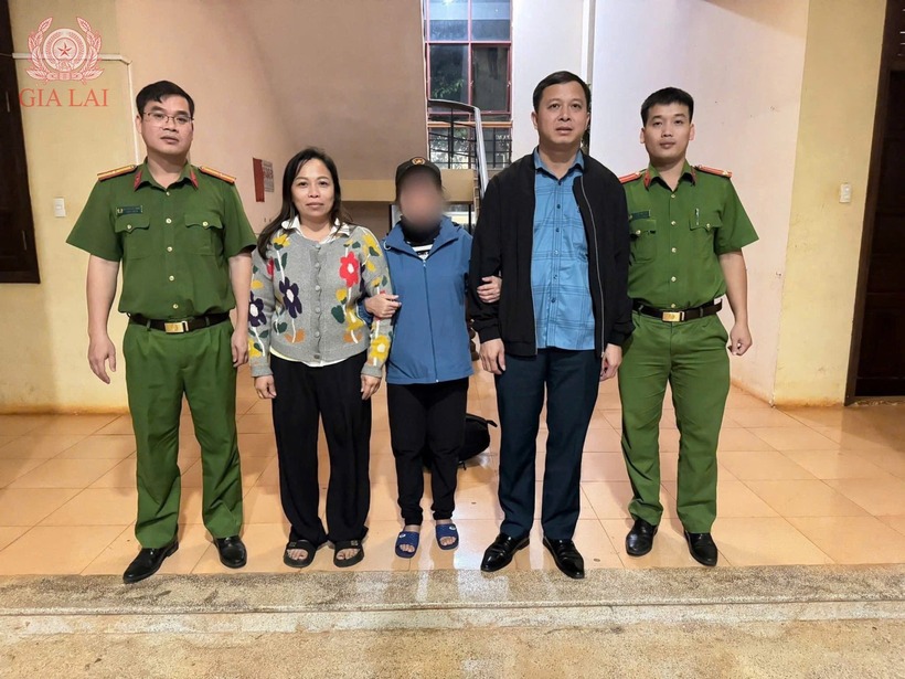 Người thân đến cơ quan chức năng xã khu vực biên giới đón nhận chị N trở về nhà. Ảnh: Cổng thông tin điện tử Công an tỉnh Gia Lai