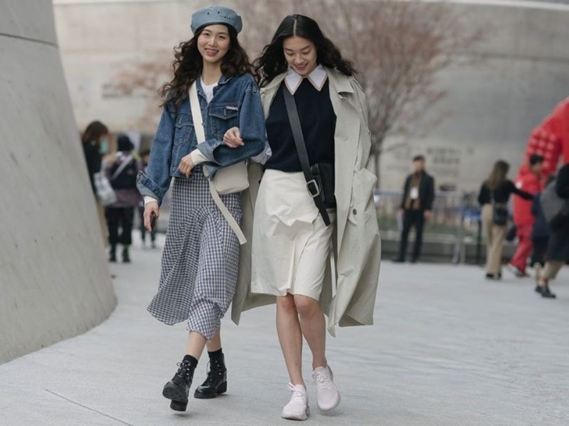 Phải là lớp mỏng nhất, ôm sát cơ thể để giữ nhiệt. Áo giữ nhiệt (Heattech) hoặc áo thun cotton mỏng, áo cổ lọ ôm sát là lựa chọn số 1.