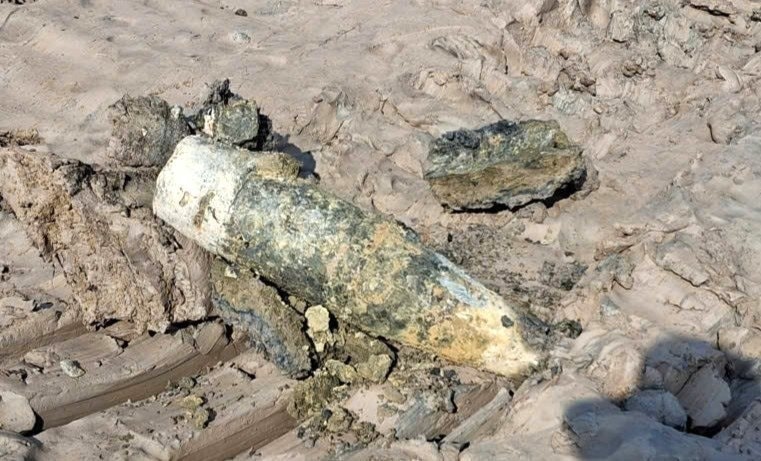 Trong lúc cải tạo ao nuôi tôm ở xã Vĩnh Hậu, người dân phát hiện đầu đạn pháo 105 mm chưa nổ còn sót lại sau chiến tranh. Ảnh: Báo Công lý.