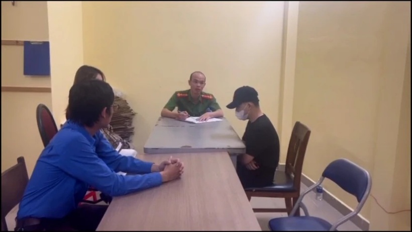 Lực lượng chức năng làm việc với nam thanh niên che biển số để thực hiện hành vi sàm sỡ cô gái. Ảnh: PLO.