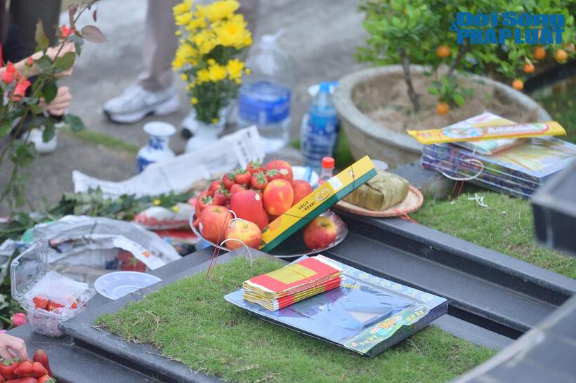 Nhiều gia đình đem những lễ vật được dâng lên người thân trong ngày tảo mộ