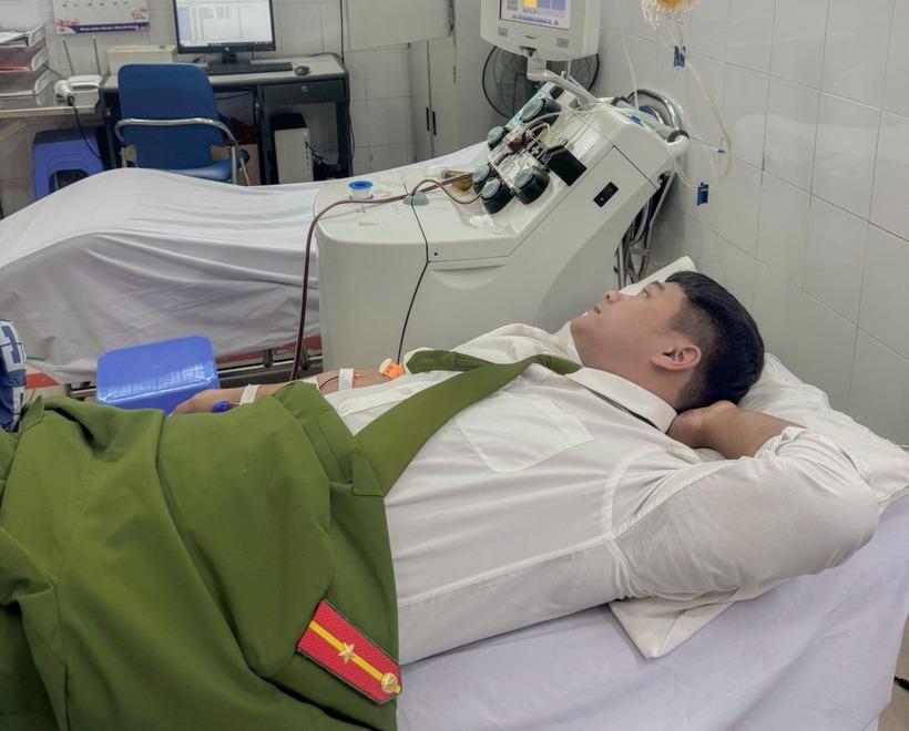 Thiếu úy Đoàn Trung Đức tham gia hiến tiểu cầu cứu người. Ảnh: SK & ĐS.