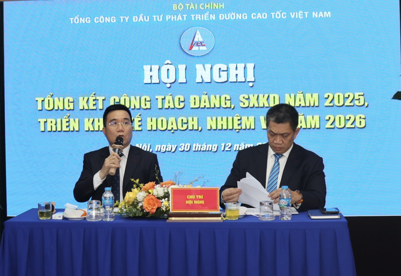 Chủ tịch Hội đồng thành viên VEC Trương Việt Đông phát biểu tại Hội nghị Tổng kết công tác Đảng, công tác sản xuất kinh doanh năm 2025 và kế hoạch,nhiệm vụ năm 2026