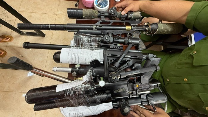 Cơ quan công an thu giữ 5 khẩu súng cùng hàng ngàn viên đạn. Ảnh: Người lao động
