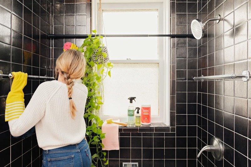 Dọn dẹp phòng tắm sẽ trở nên nhẹ nhàng và hiệu quả hơn rất nhiều nếu bạn biết cách duy trì sự sạch sẽ mỗi ngày thay vì để bẩn tích tụ trong thời gian dài rồi mới tổng vệ sinh.