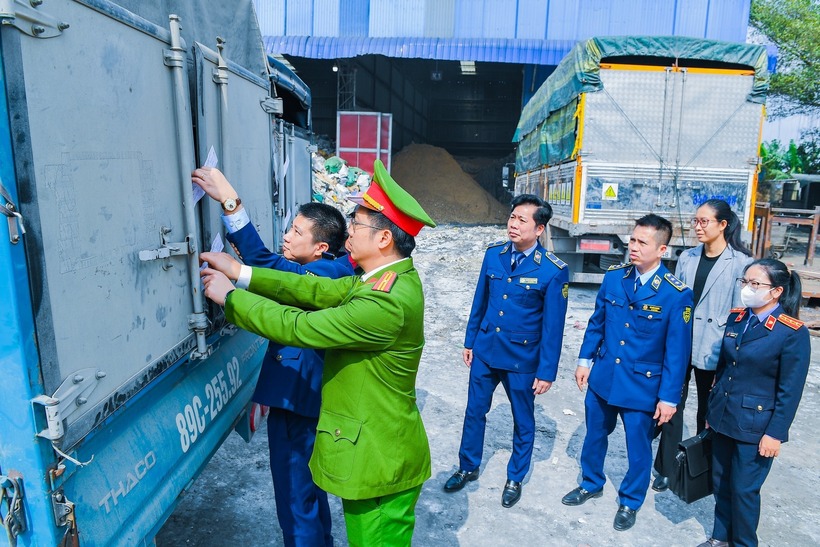 Xe chở giá đỗ được niêm phong đưa đến nơi tiêu hủy. Ảnh: Báo Hải Phòng