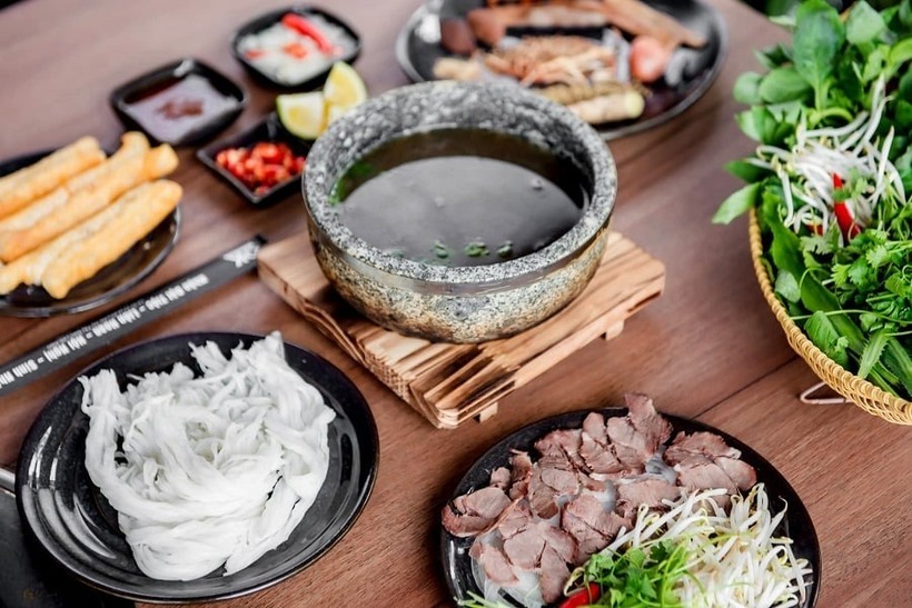 Không chỉ ngon miệng, phở bát đá còn mang đến một trải nghiệm ẩm thực mới mẻ, kích thích cả vị giác lẫn thị giác, khiến thực khách nhớ mãi ngay từ lần đầu thưởng thức.