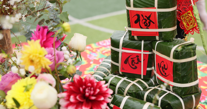 Phần thi gói bánh chưng, nơi các học viên cùng người thân quây quần, sẻ chia không khí Tết sum vầy.