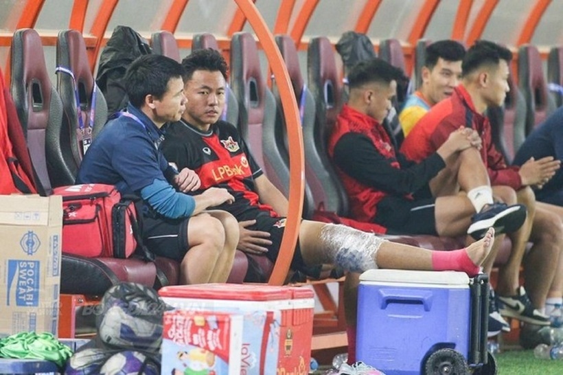 Sau Hiểu Minh, tiền vệ Nguyễn Thái Sơn lại là người tiếp theo dính chấn thương nặng.