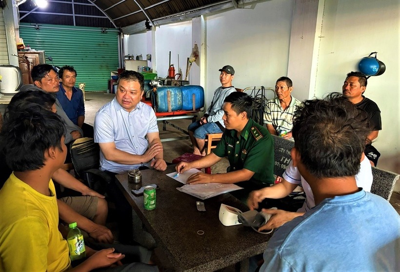 Lãnh đạo UBND xã Bình Châu và đồn biên phòng thăm hỏi các ngư dân bị chìm tàu. (Ảnh: BĐBP TP.HCM)