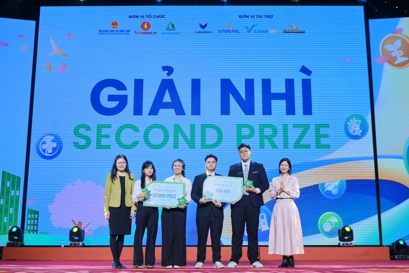 Đội Thống Nhất (phải) và 29.09 về Nhì tại Chung kết cuộc thi Tiếng nói Xanh mùa 3