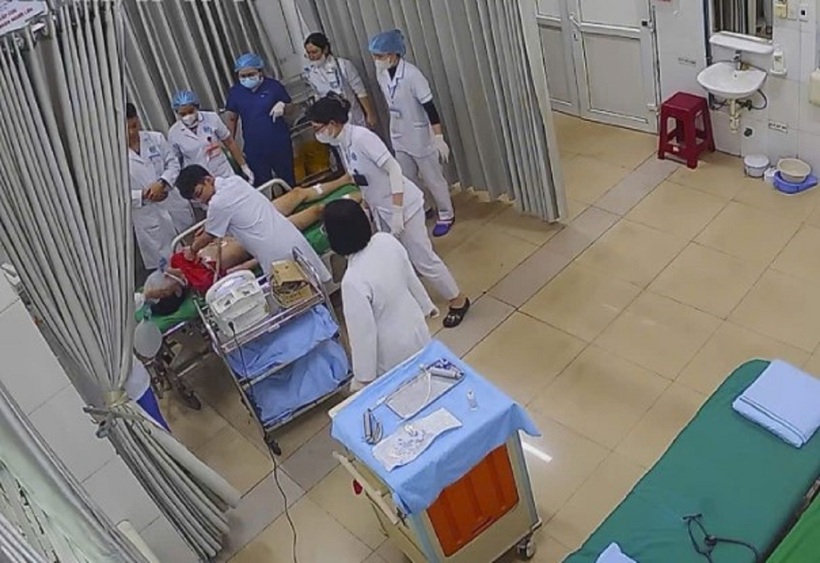 Các bác sĩ cấp cứu cho bệnh nhân. Ảnh: VietNamNet.