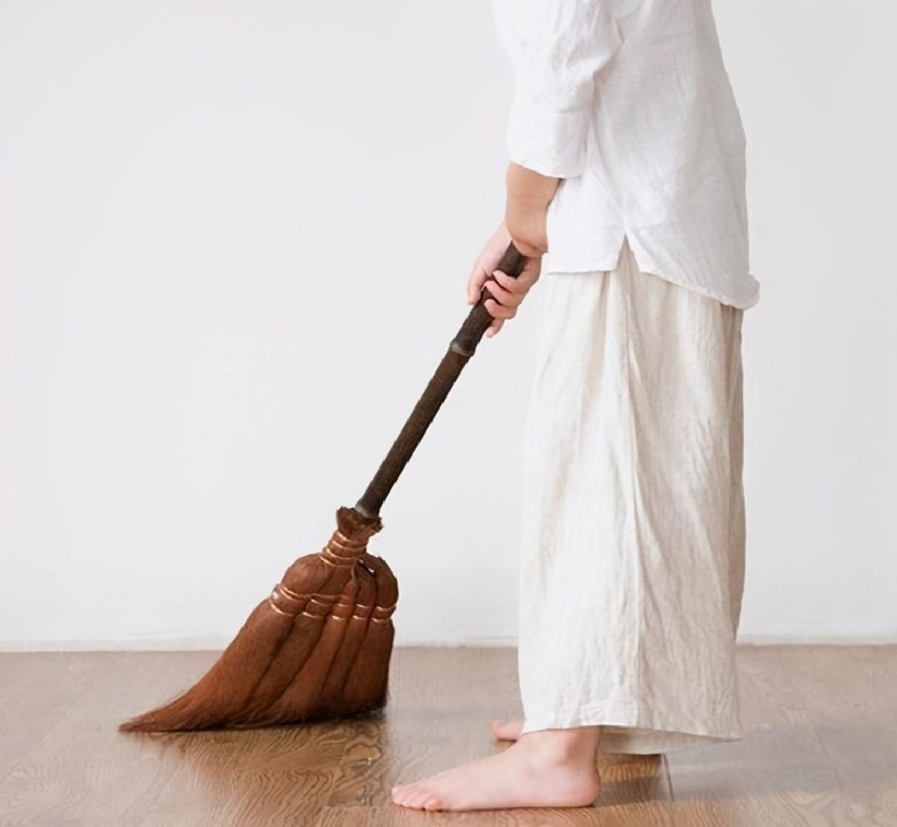 Người xưa tin rằng quét nhà đầu năm là đuổi tài lộc, may mắn ra ngoài, nên bạn hãy vun rác lại vào một chỗ cho gọn, để đến ngày hóa vàng mới đổ.