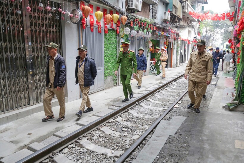 Lực lượng chức năng tiến hành tuần tra, kiểm tra và xử lý các vi phạm về an toàn đường sắt dọc “tuyến phố” cà phê đường tàu Khâm Thiên – Lê Duẩn.