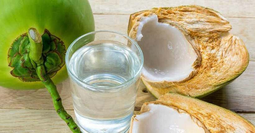 Uống nước dừa giúp bù đắp lượng nước cho cơ thể vì chúng chứa nhiều các chất điện phân quan trọng như kali và natri.