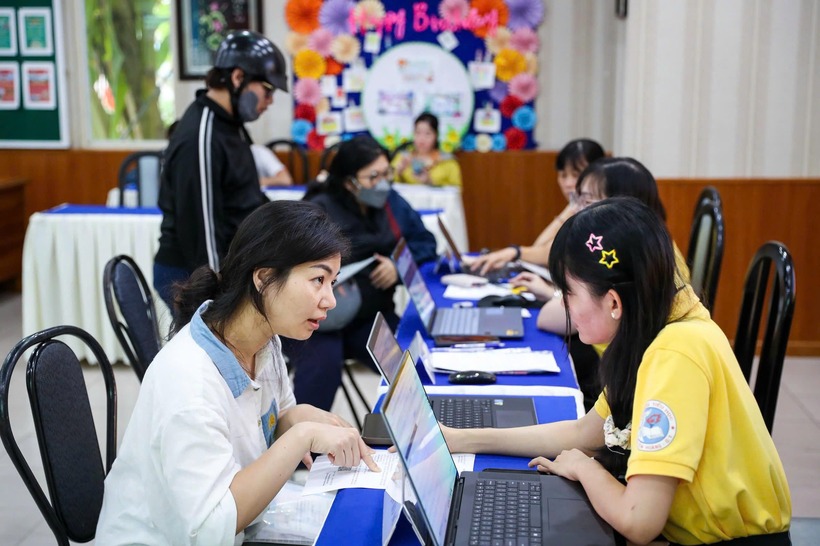Hôm nay (3/2), là ngày đầu tiên cổng tuyển sinh đầu cấp của TP.HCM mở ra cho phụ huynh rà soát thông tin học sinh chuẩn bị vào lớp 1, lớp 6. Ảnh: Thanh niên