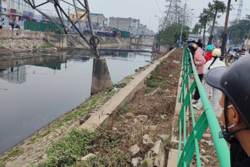 Người dân hiếu kỳ có mặt tại hiện trường. Ảnh: Tiền Phong
