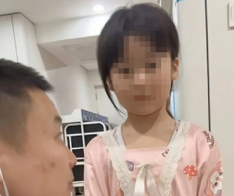 San tự mình làm nhiều việc như đăng ký khám bệnh, tìm bác sĩ hoặc y tá khi cần, lấy kết quả xét nghiệm và mua đồ ăn cho cha. Ảnh: DOUYIN.