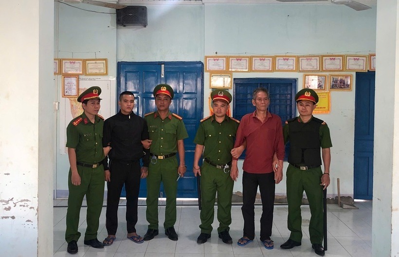 Thi hành lệnh bắt tạm giam bị can Nguyễn Nhật Nam và Nguyễn Thanh Tùng tại nhà làm việc thôn Mỹ Khê. Ảnh: Cổng thông tin Công an tỉnh Lâm Đồng