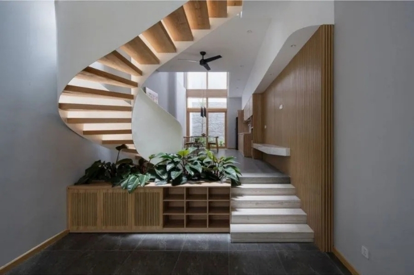 Mẫu cầu thang gỗ nhà 2 tầng mang lại cảm giác ấm cúng.