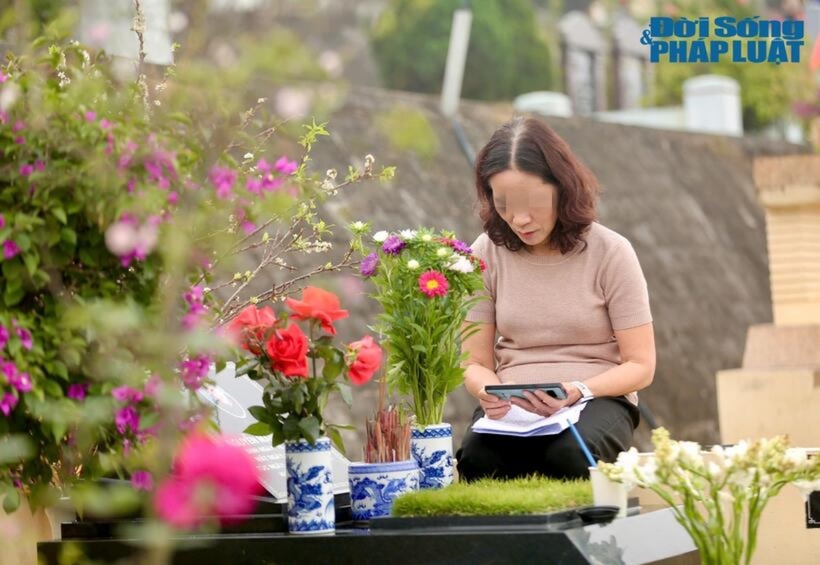 Người phụ nữ ngày nào cũng viết nhật ký, sắm đào quất, mời chồng đã khuất về đón Tết