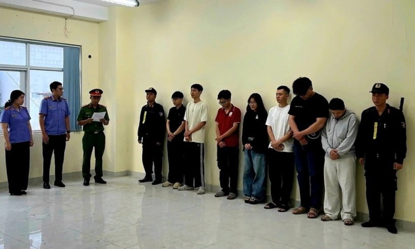 Các bị can bị khởi tố vì bán thuốc lá điện tử. (Ảnh: Công an TP.HCM)