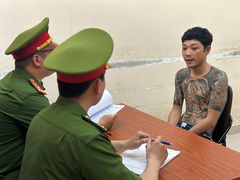 Công an lấy lời khai đối tượng Hoàng Phi Long. (Ảnh: Cơ quan công an)