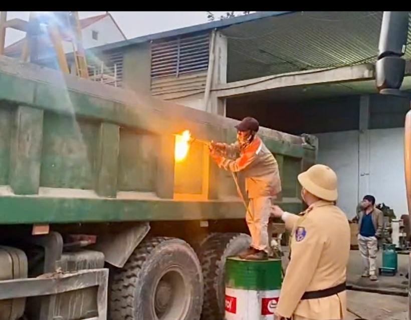 Ngay sau khi xử lý, CSGT đã yêu cầu chủ xe cắt bỏ phần thùng thành cơi nới.