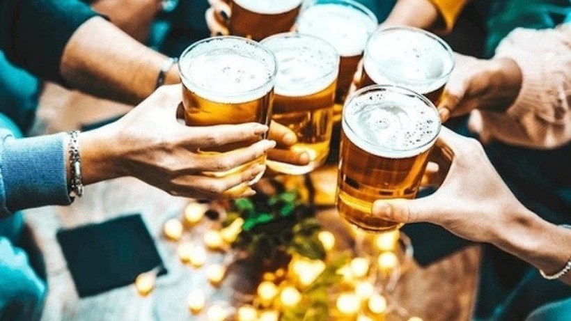 Việc ăn uống quá đà, đặc biệt lạm dụng rượu bia trong những ngày này, có thể làm gia tăng nguy cơ phải nhập viện vì viêm tụy cấp.