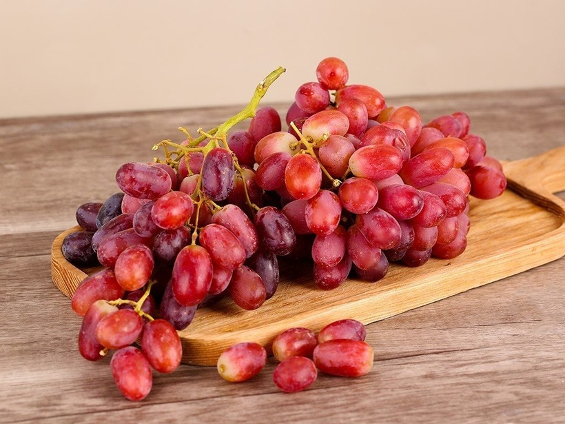 Nho đỏ chứa nhiều resveratrol, một hợp chất thực vật hỗ trợ sức khỏe thận.