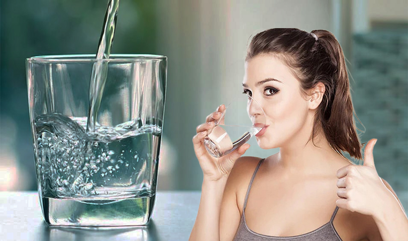 Người bị u nang buồng trứng nên uống nhiều nước hàng ngày