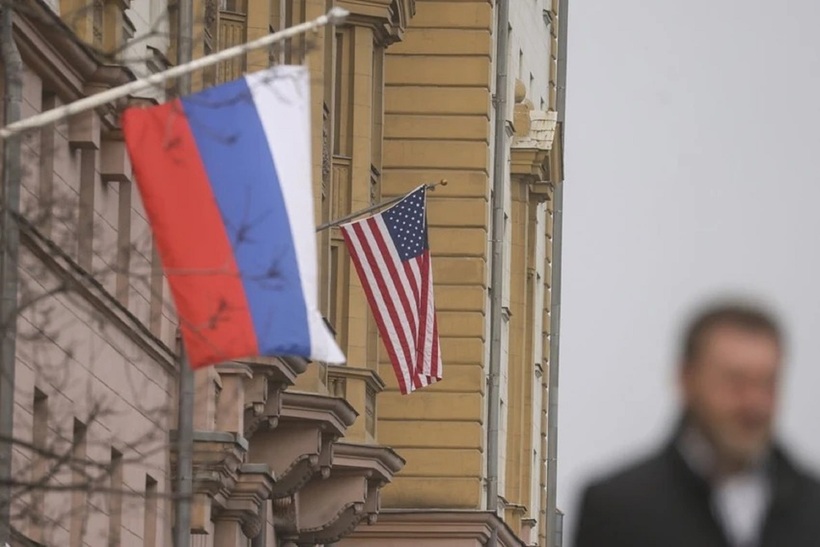 Cờ Nga và cờ Mỹ được treo trên tòa nhà chính của Đại sứ quán Mỹ tại Moscow. Ảnh: EPA-EFE