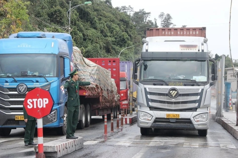 Sau chỉ đạo quyết liệt của Chính phủ và sự vào cuộc khẩn trương của các bộ, ngành, tình trạng ùn tắc hàng hóa tại một số cửa khẩu cơ bản được tháo gỡ. Ảnh NNMT.