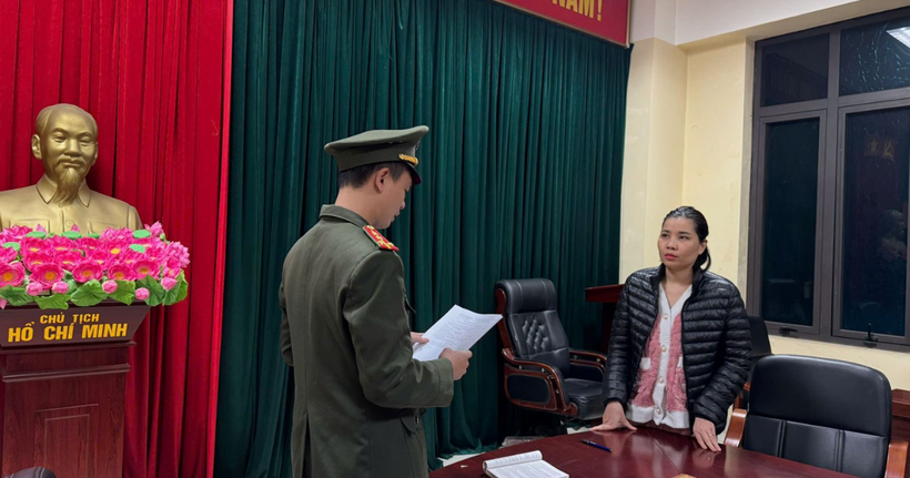 Cơ quan điều tra tống đạt Quyết định khởi tố đối với bị can Quách Thị Giang. (Ảnh: Công an Phú Thọ)