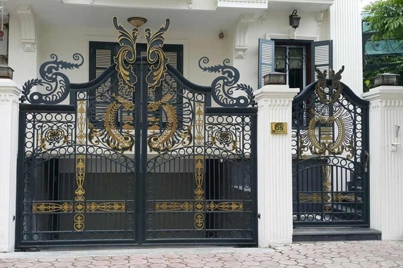 Ưu điểm nổi bật của cổng nhôm đúc là không gỉ sét, bền màu và thích nghi tốt với mọi điều kiện thời tiết.