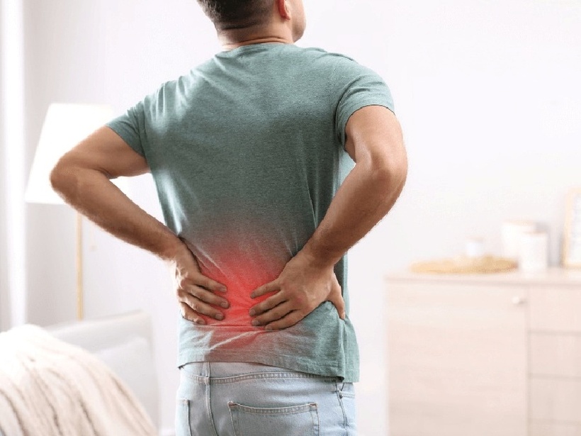 Cảm giác nóng không rõ nguyên nhân, không sưng đỏ ở vùng lưng giữa có thể do mô thận bị viêm nhẹ và căng thẳng chuyển hóa.
