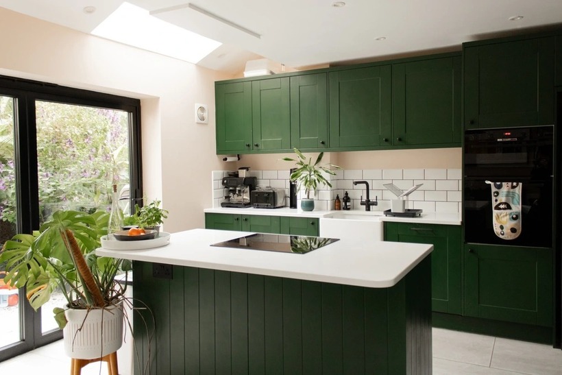 Xu hướng nổi bật nhất trong thiết kế bếp 2026 là việc sử dụng vật liệu bền vững.