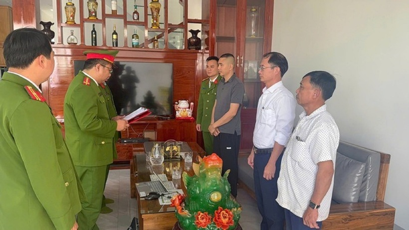 Thi hành quyết định khởi tố vụ án, khởi tố bị can đối với Võ Phi Long về hành vi gây rối trật tự công cộng.