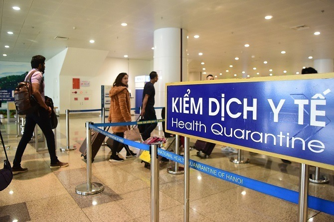 Để ứng phó kịp thời với dịch bệnh xuyên biên giới, Cục Phòng bệnh đề nghị các Trung tâm Kiểm dịch quốc tế và CDC tỉnh/thành phố cập nhật liên tục thông tin quốc tế, quyết tâm phát hiện và cách ly ca bệnh ngay từ cửa ngõ.  Ảnh: SK& ĐS.