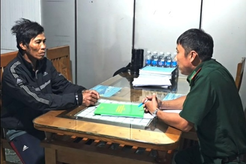 Đối tượng truy nã (bên trái) bị Đồn Biên phòng Bến Đá tổ chức bắt giữ. Ảnh: Lao động