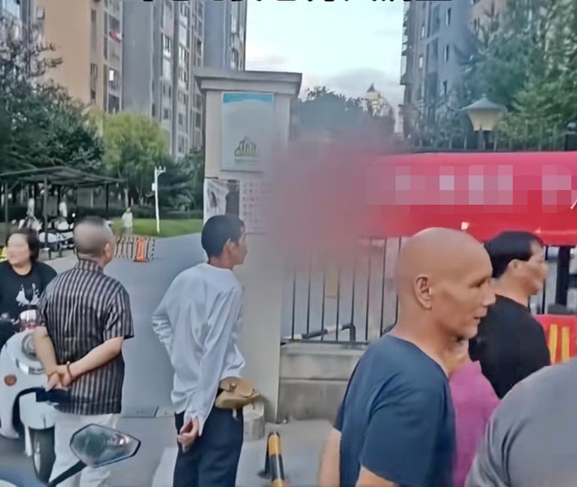 Vợ treo băng rôn khắp khu phố "cảm ơn" bạn thân vì đã ngoại tình với chồng mình. Ảnh: Douyin.