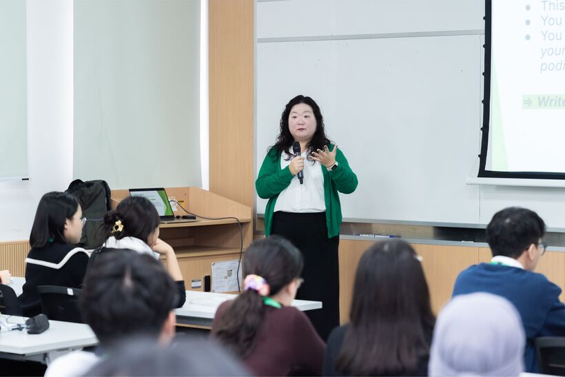 Bà Hyewon Rho - Cố vấn chuyên môn cuộc thi Tiếng nói Xanh, Giám đốc Điều hành Debate For All trực tiếp chấm điểm bảng Tiếng Anh và đánh giá cao chất lượng cũng như năng lực của các đội thi năm nay.