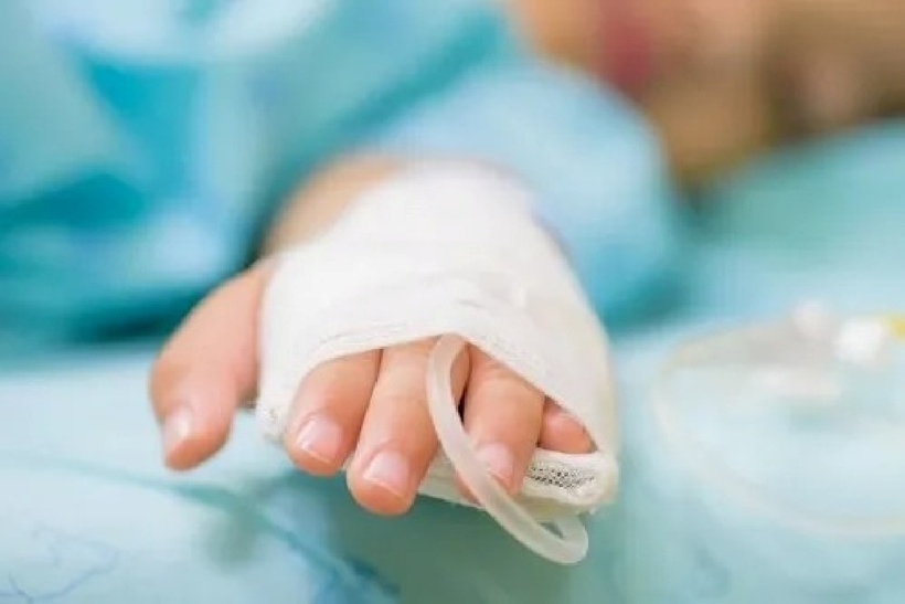 Bé trai ̀ tháng tuổi nhập viện khẩn cấp vì bị ông cho nếm rượu bằng đầu đũa. Ảnh minh họa.