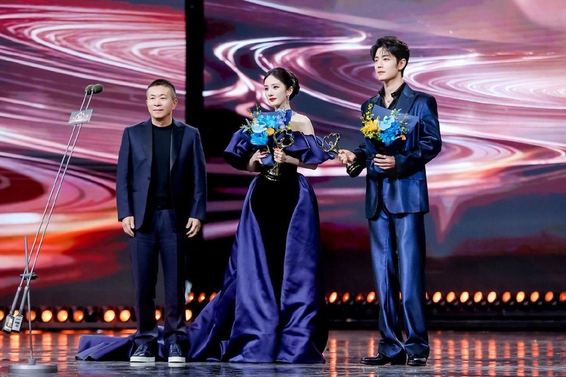 Giữa tâm điểm tranh cãi, Tiêu Chiến và Dương Mịch chiến thắng “Weibo King” và “Weibo Queen” tại Weibo Night 2025.